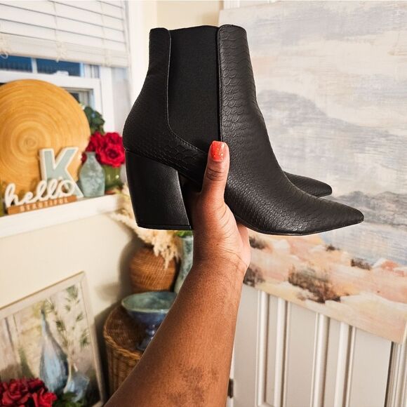 Qupid Snakeskin Print Elastic Side Ankle Booties - Size 8.5 - Picture 11 of 15